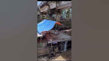 Ghe chở cát vượt Cống nước ngược.