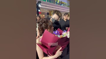 Thumbnail of NEGAV tặng hoa cho BÍCH PHƯƠNG tại lễ ra mắt Em Xinh 'Say Hi'