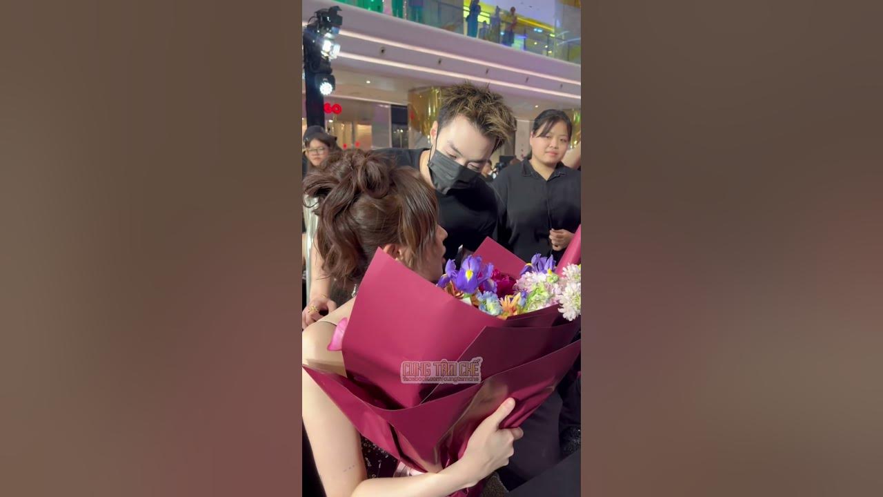 NEGAV tặng hoa cho BÍCH PHƯƠNG tại lễ ra mắt Em Xinh 'Say Hi' NEGAV tặng hoa cho BÍCH PHƯƠNG tại lễ ra mắt Em Xinh 'Say Hi'