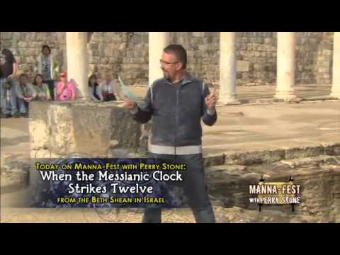 Video: Apabila Clock Strikes Twelve