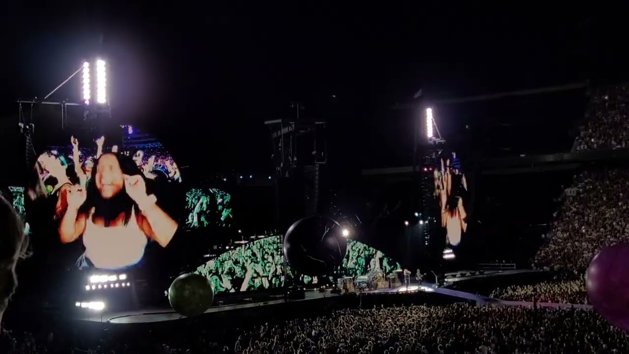 Coldplay - feelslikeimfallinginlove (Live in Madison, WI/Camp Randall Stadium 7/19/2025)