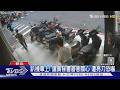 趴機車上! 議員秘書善意關心 遭亮刀恐嚇｜TVBS新聞 @TVBSNEWS01