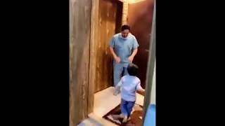 طبيب سعودي يعود إلى منزله وبعد رؤية ابنه كاد أن يحضنه لكنه خاف عليه بسبب الفيرس ثم بكي / مشهد صعب