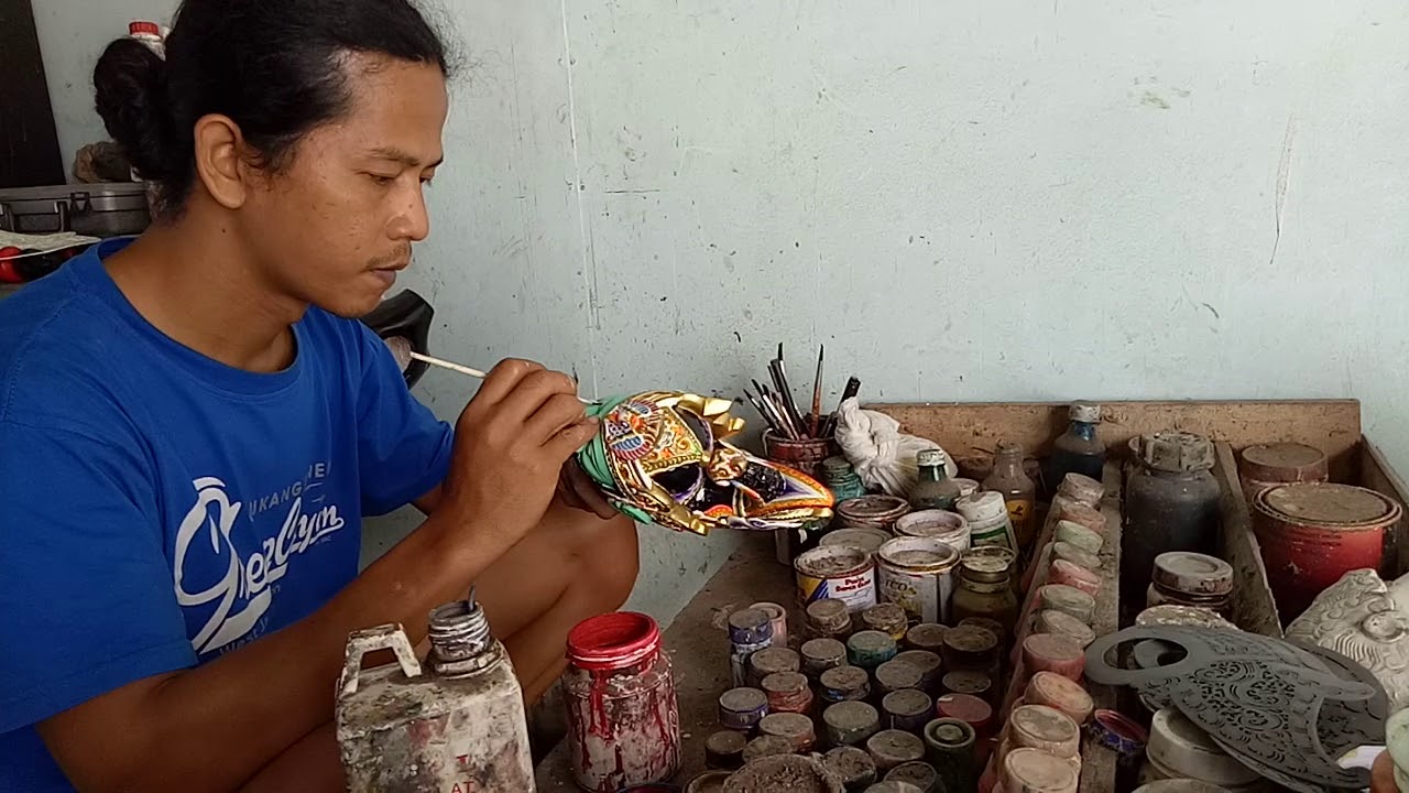 Seniman / Pengrajin Wayang Golek, Proses pengecatan kepala wayang Gatot