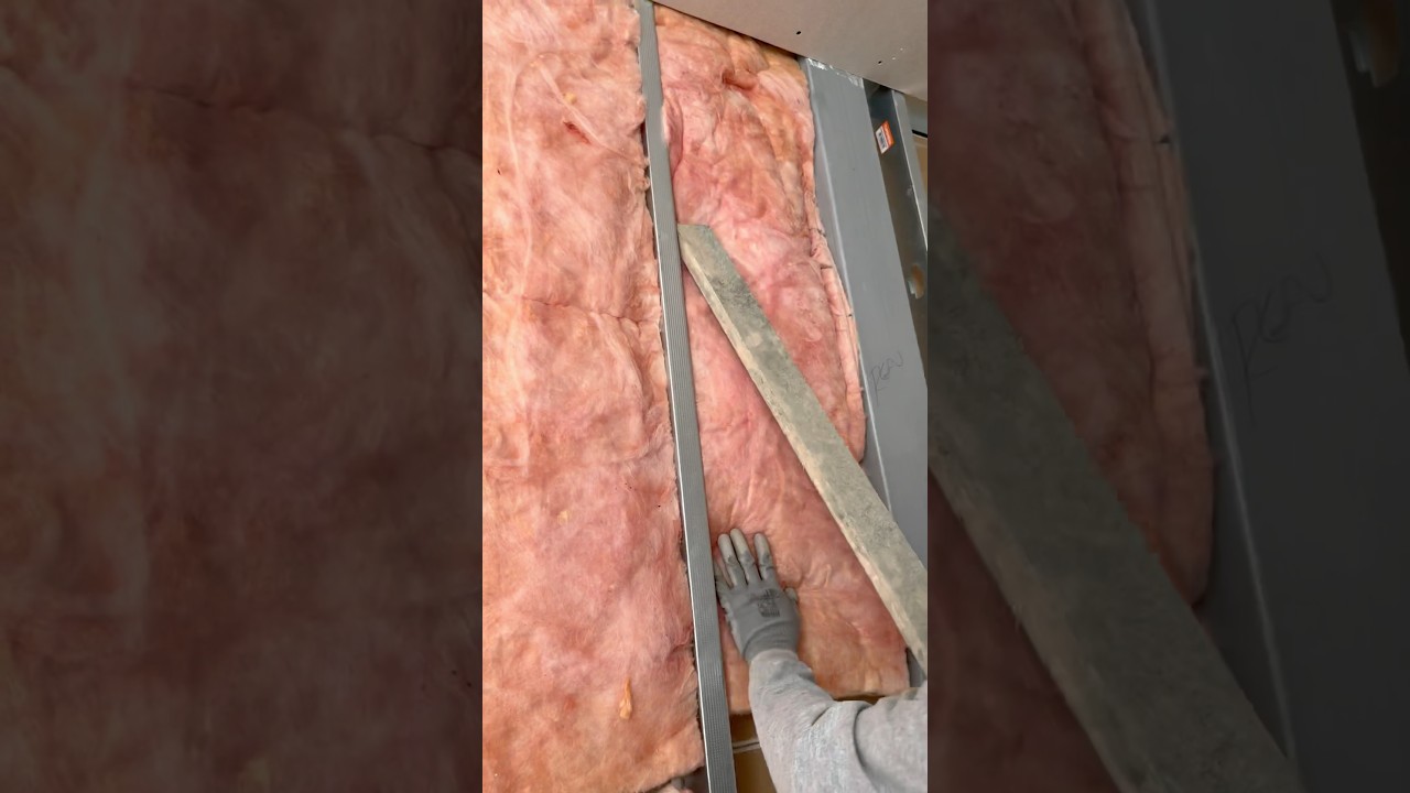 Instalación de fibra de vidrio aislante térmico acústico para una pared de Drywall ￼￼/ tabla roca ￼