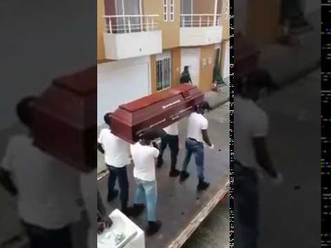 Policías alertan sobre pandemia bailando con ataúd - Coffin dance meme Colombia