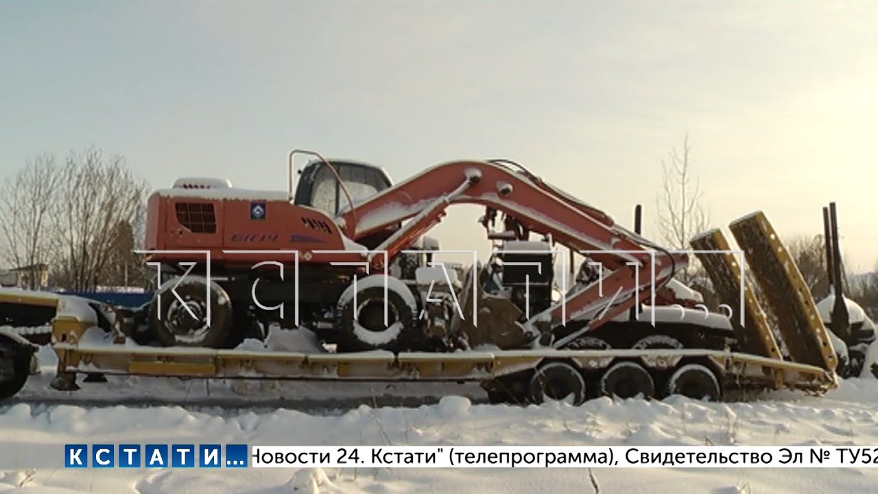 Незакрепленный на тягаче экскаватор на повороте вылетел и упал на ...