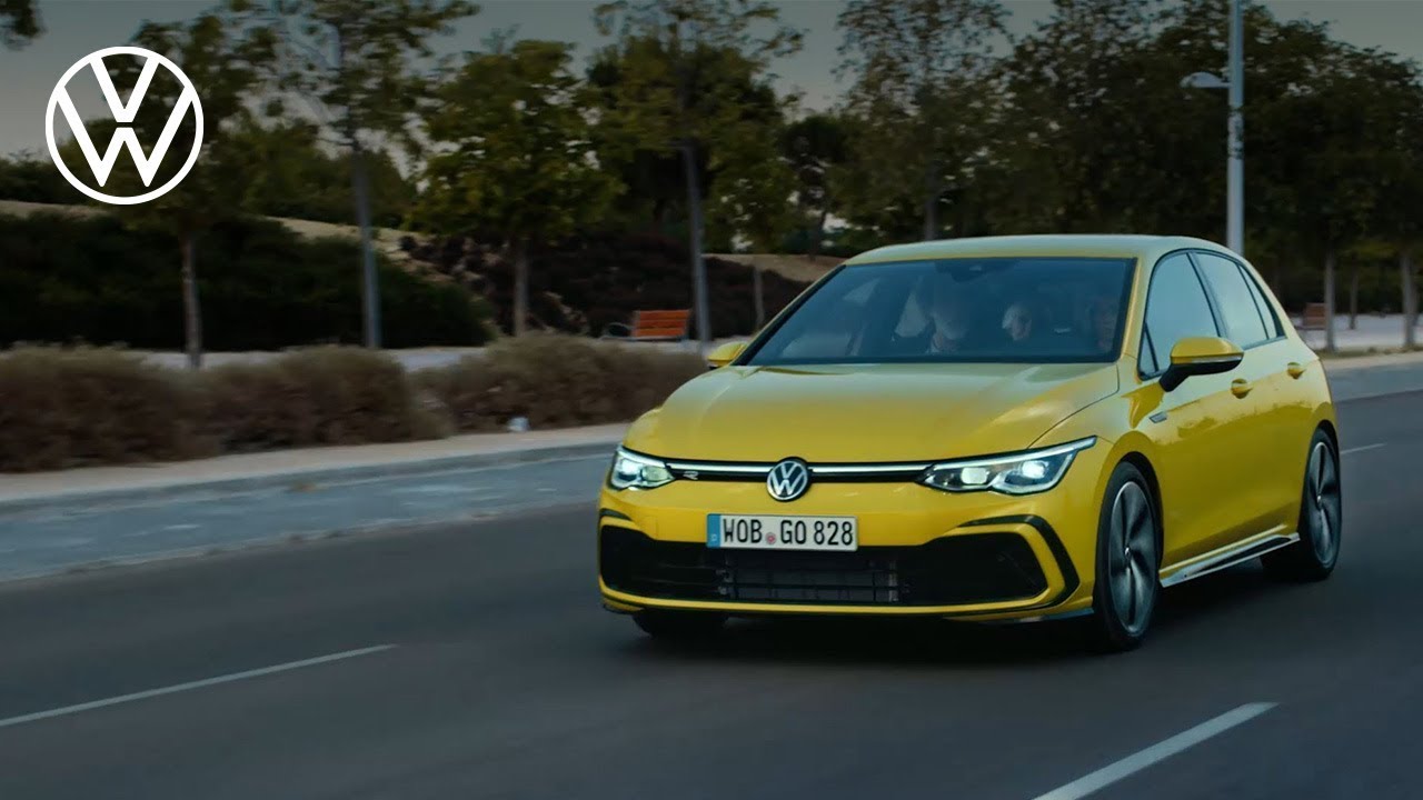 Музыка volkswagen. Гольф 2022 Голд. Гольф 8 лайф. Yellow Volkswagen Golf. Реклама Фольксваген 2021.