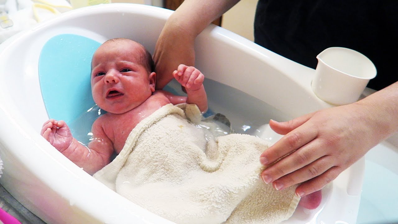 newborn in shnuggle bath