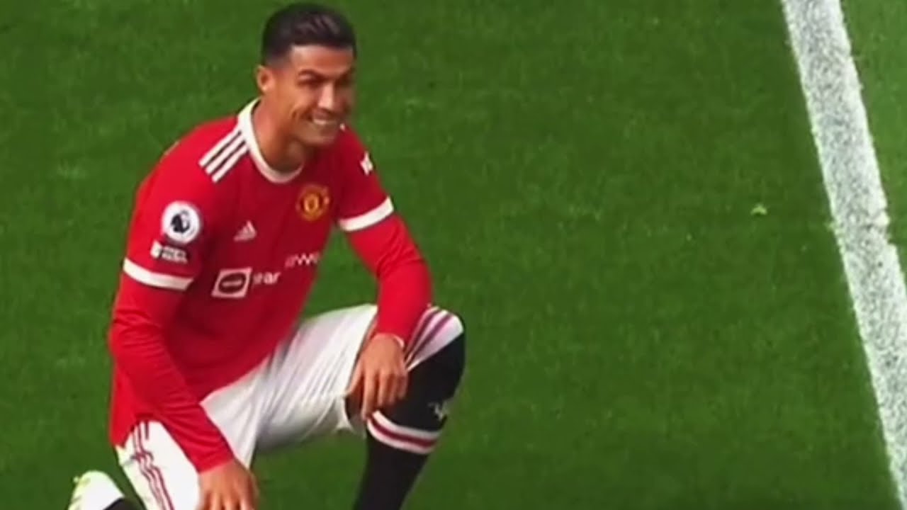 Cristiano Ronaldo laughs at Newcastle player who forgot to take a knee