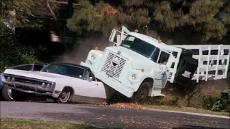 '62 IH Loadstar rear-ends '70 Dodge Monaco