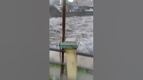 Kali code meluap hujan angin jogja
