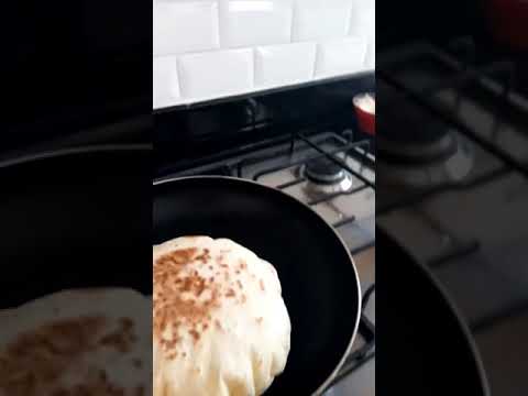 الخبز 300 غ فرينة 3 ملاعق كبار زيت ملعقة خميرة ملعقة سكر م ص صغيرة ملح نلم بالماء الدافئ