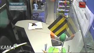 Курьезная кража с помощью клея и плинтуса попала на видео(Кадры нашумевшей кражи на Камчатке, где вор с помощью плинтуса обчистил сейф магазина. Сам преступник остал..., 2015-12-10T02:34:04.000Z)