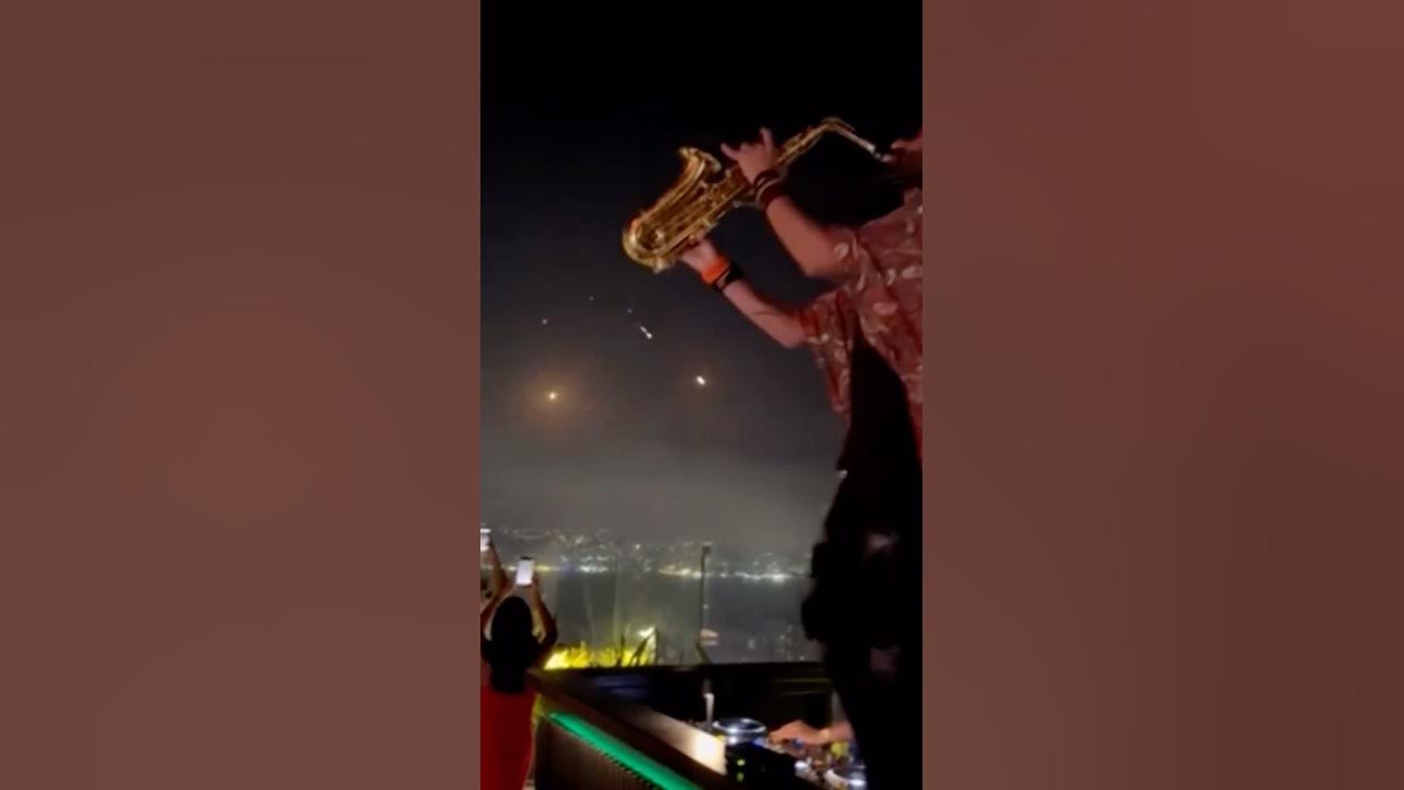 #Lebanese saxophonist plays on as #Iranian missiles hurtle towards #Israel ๐ฑ๐ง๐ฎ๐ท๐ฎ๐ฑ #Lebanese saxophonist plays on as #Iranian missiles hurtle towards #Israel ๐ฑ๐ง๐ฎ๐ท๐ฎ๐ฑ