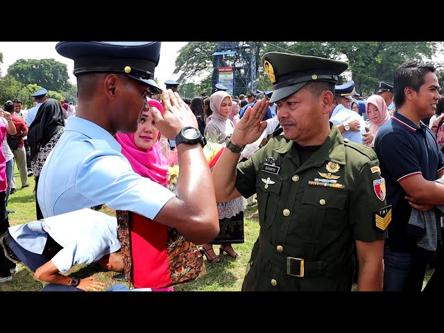 Moment Haru pelantikan prajurit siswa TNI AU angkatan 44 | Lanud Adi SoeMarmo class=