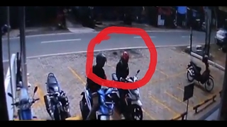 Heboh Ini Aksi Nekat 2 Orang Pemuda Ketika Curi Motor Dan Terekam Cctv Indomaret