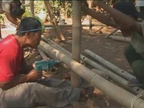 Indonesia: building bamboo shelters