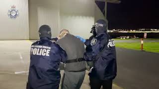 ⁣Watch Comanchero boss handcuffed and extradited over alleged smuggling