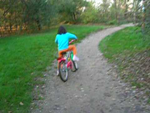 Isabela treinando com a bicicleta grande