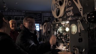 Мэр Новосибирска Анатолий Локоть крутит на кинопроекторе киножурнал со своим участием