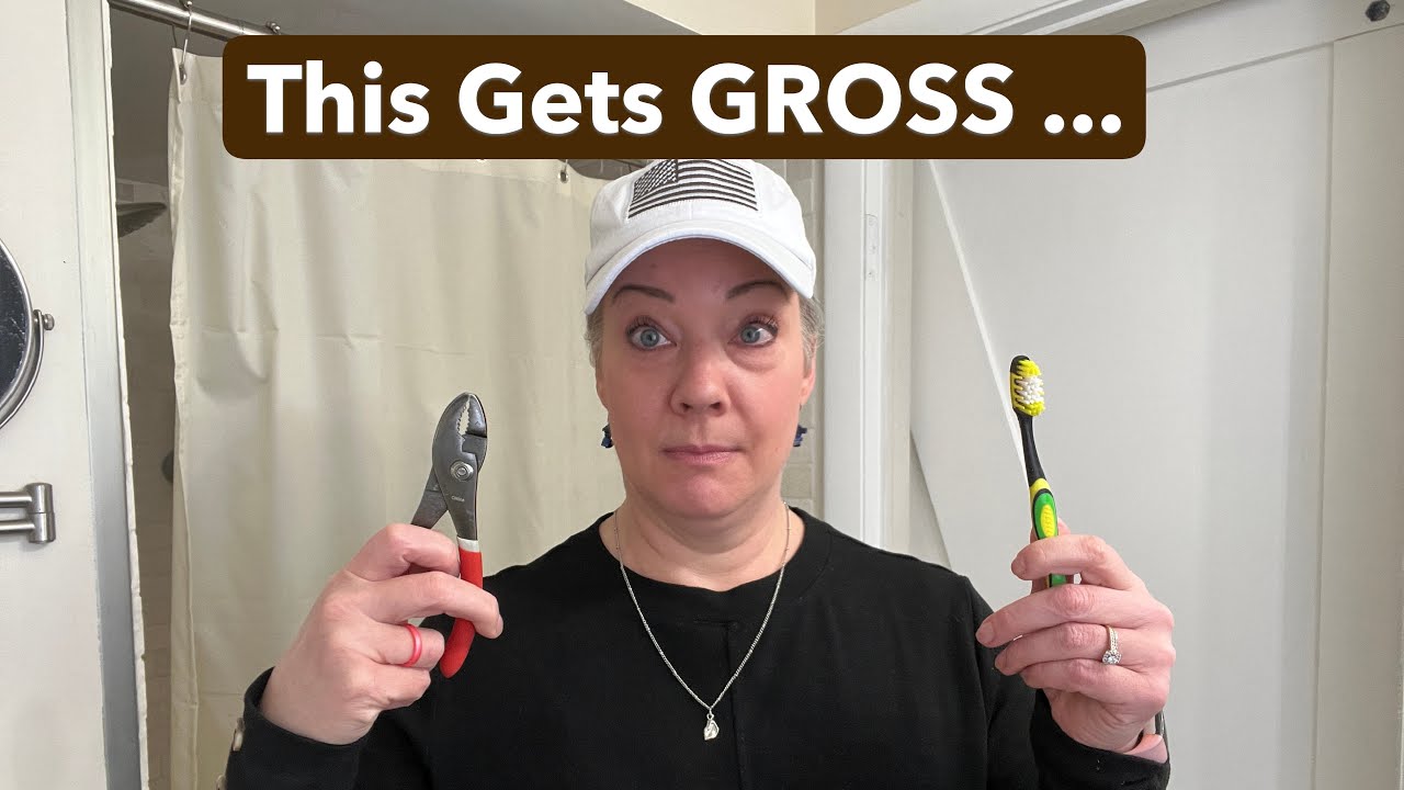 Устранение неприятных запахов в ванной: чистка под петлями унитаза | Решение за 5 минут