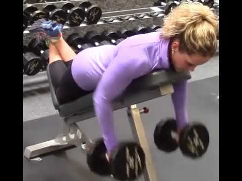 Тяга гантелей лежа на скамье под углом