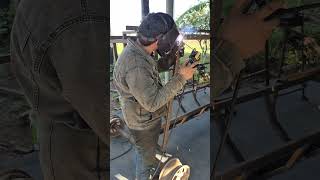 Fazendo a Estrutura do Telhado do Cocho Móvel #agro #oficina #solda #projeto #cochomovel #shorts