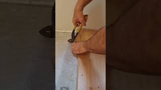 Sem ferramentas adequadas também  dá  para instalar  piso  laminado! #pisolaminado #piso