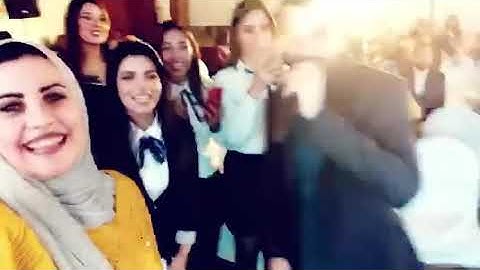 هزار وضحك محمود المهندس مع الجمهور اثناء غنائه اغنيه للنجم #محمد_حماقي 💃