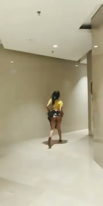 SISKAEEE JALAN2 KE MALL DAN BUKA BAJU DI DEPAN LIFT! DJ BERLIANA LEWAT!