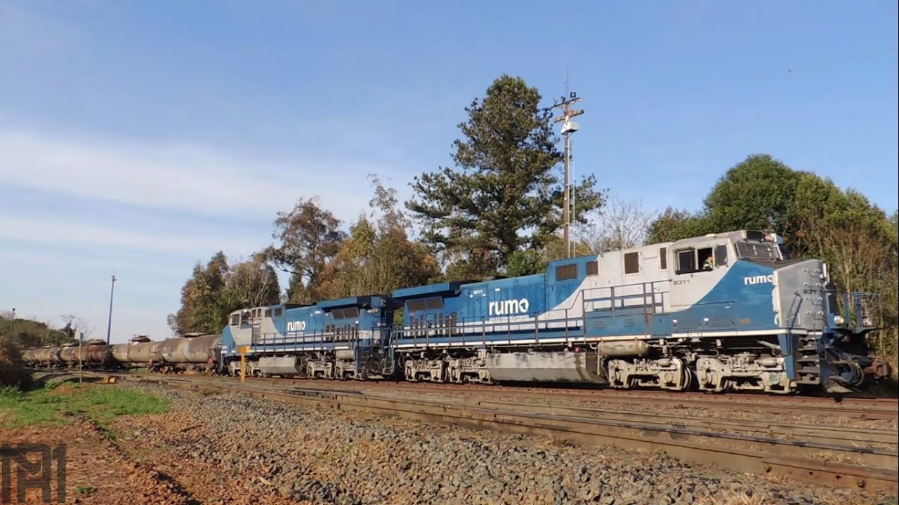 Dupla de Dash9 da Rumo liderando um trem carregado sentido importação ...
