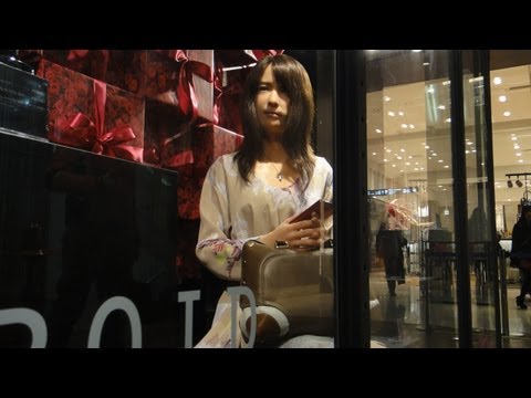 Geminoid-F Android Waits for a Friend in a Tokyo Department Store #DigInfo