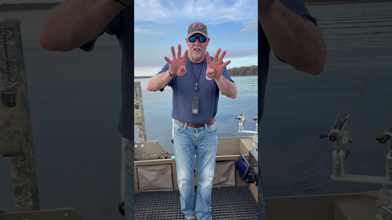 Марк Романак демонстрирует оснастку для ловли окуня на длинную леску с использованием удилищ Meal...