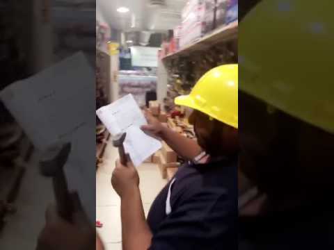 سعودين يقلدوا المهندس المصري