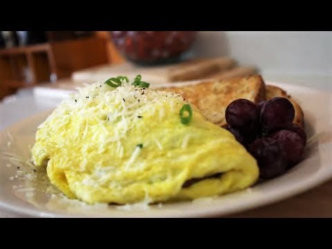 Come fare un formaggio di funghi Frittata | E 'solo cibo w / Chef John Politte