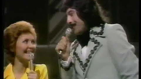 its lulu with Tony Orlando & Dawn tie a yellow ribbon round the ole oak tree