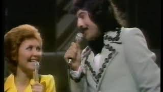 Video thumbnail of "its lulu with Tony Orlando & Dawn tie a yellow ribbon round the ole oak tree"