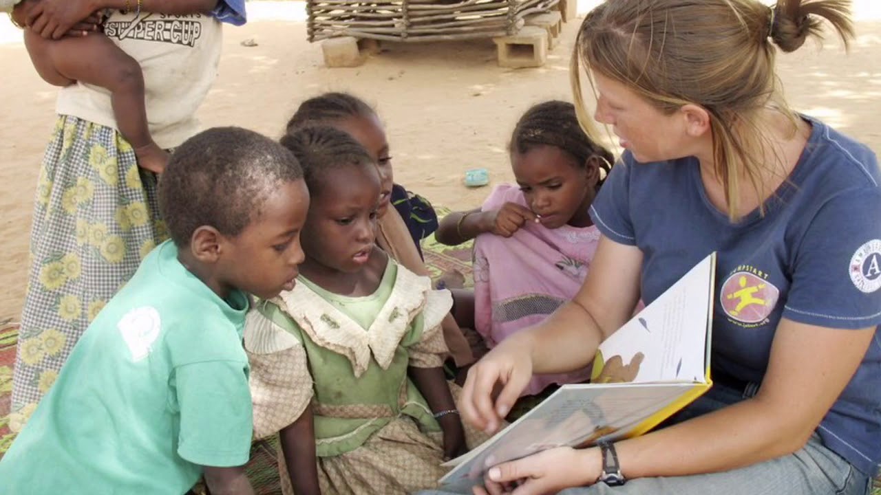 Волонтеры в африку. Школа в Африке. Волонтеры в Африке. Учитель в Африке. Дети в Африке в школе.