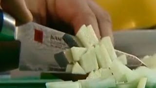 Константин Вагу нарезает салат японскими кухонными ножами KASUMI