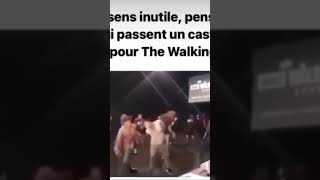 Si tu te sens inutile, pense à ses gens qui passent le casting pour le walking dead 😁😅