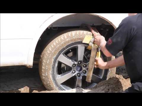 Vidéo: Comment enlever les taches de boue sur les pneus ?
