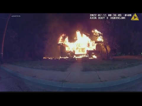 Video: Heroic Lab gandrīz zaudē savu dzīvi, kas darbojas degšanas mājās, lai saglabātu savu mazuļa