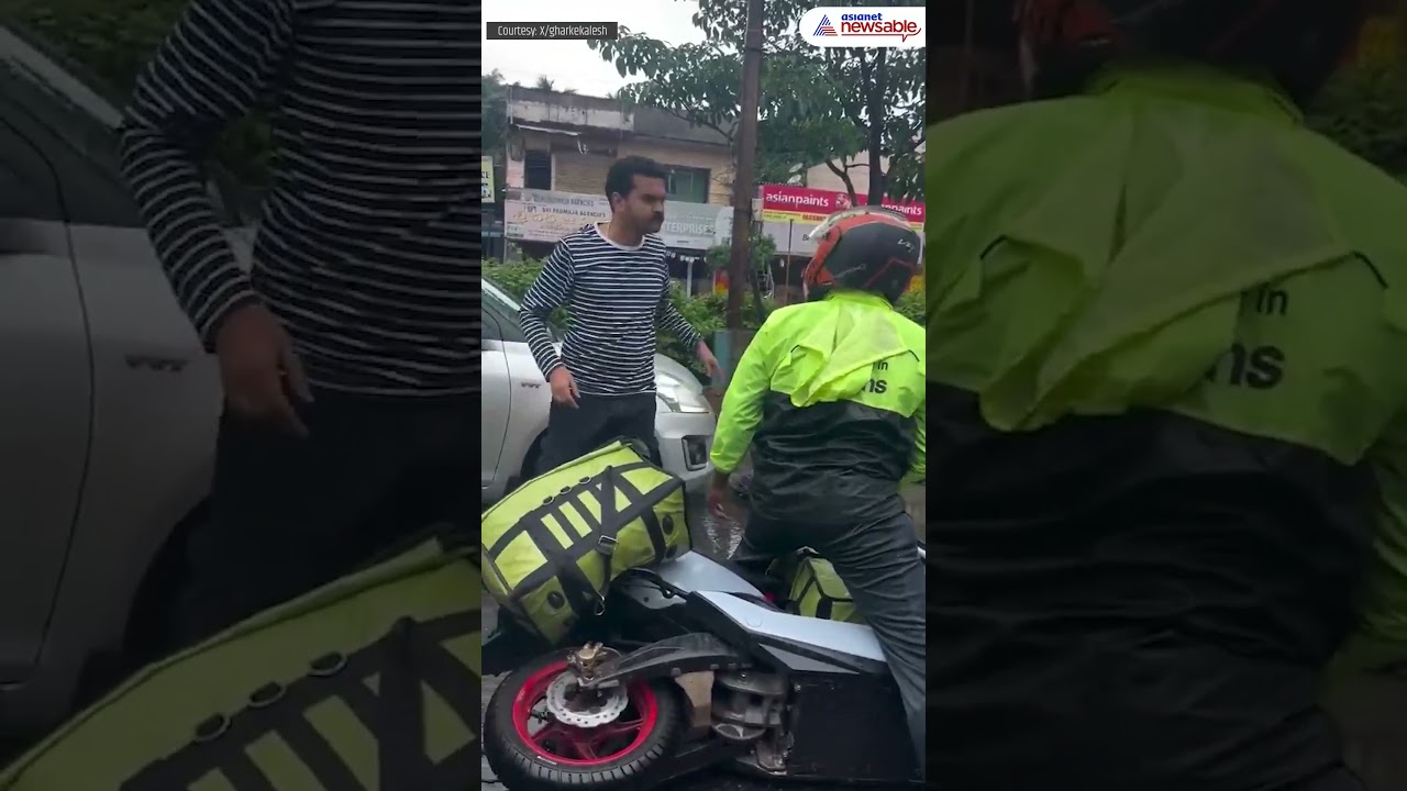 Дорожная ярость в Андхра-Прадеш: владелец автомобиля бросает сумки курьера 