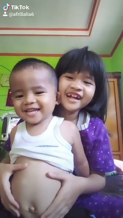 Adik bayi kentut dari perut