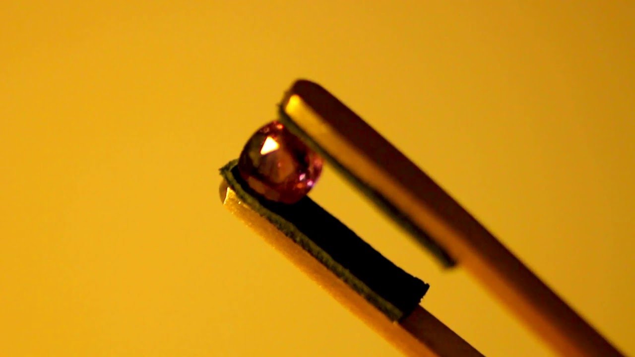 Сапфир с александритовым эффектом (смена цвета) "Пески времени". - YouTube