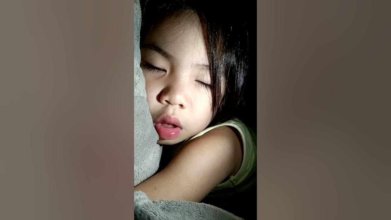 sleeping bebe girl
