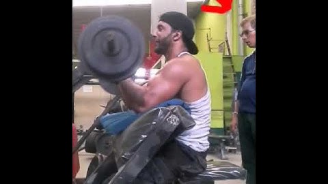 Curl de biceps en banco scott con barra z