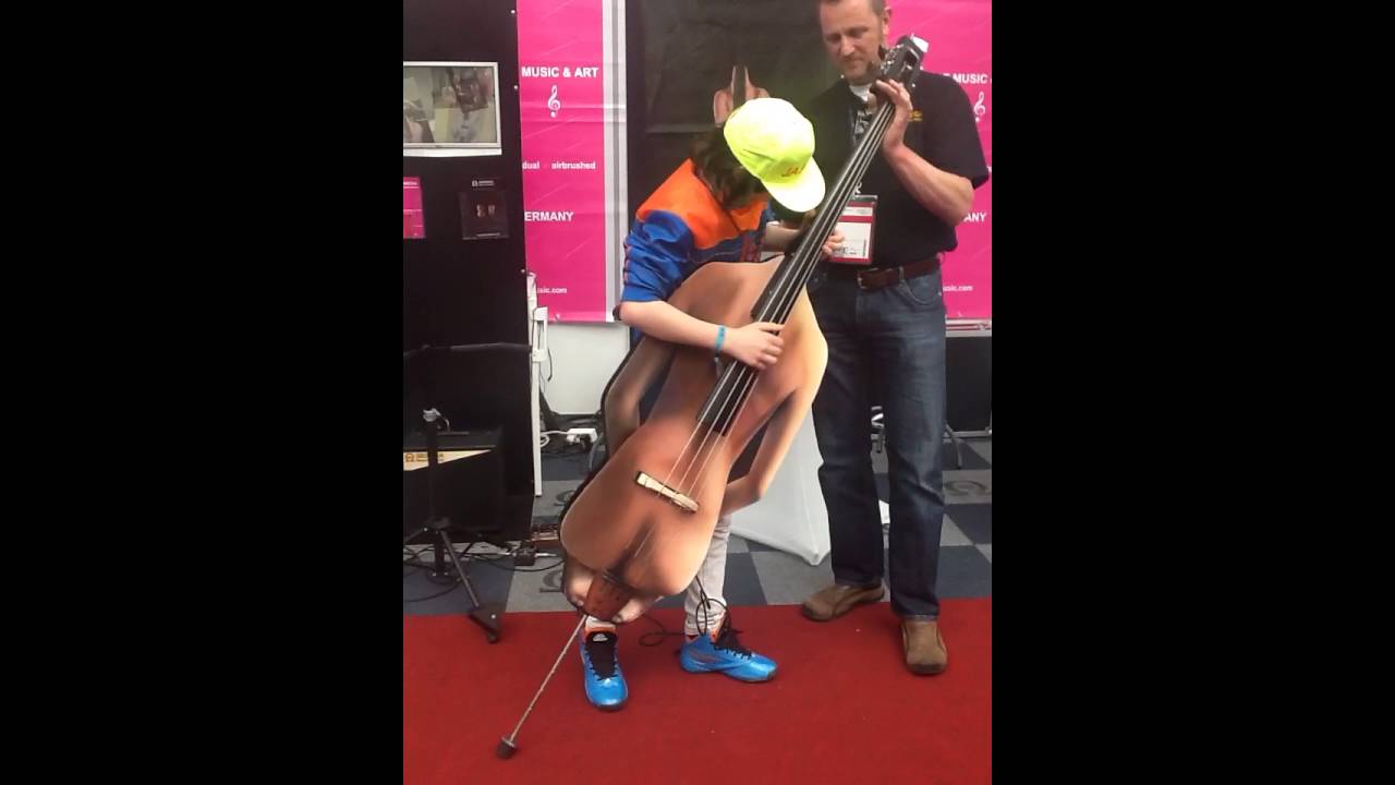 Musikmesse Frankfurt 2016, Jason Schwickerath spielt auf einem Geomega Bass