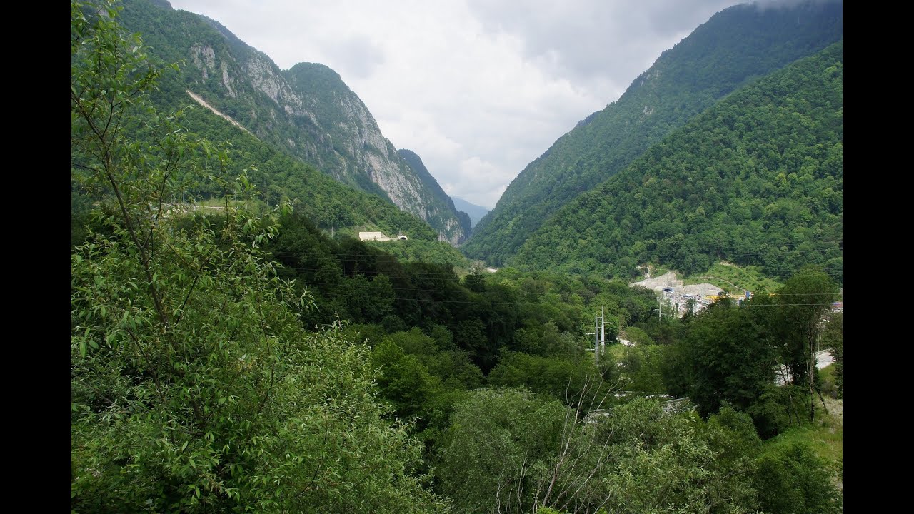 Красная тряпка на машине